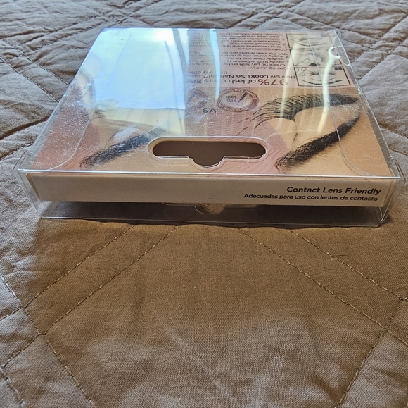 Kiss Looks So Natural lashes in Flirty. 2 sets 62012 KFLD03. New box - Picture 3 of 3